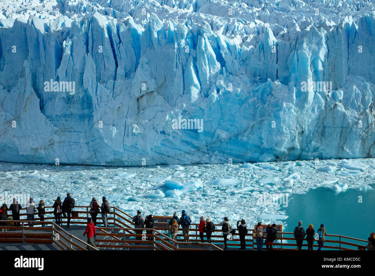Les touristes en promenade et le glacier Perito Moreno, Parque Nacional Los Glaciares (zone du patrimoine mondial), Patagonie, Argentine, Amérique du Sud Banque D'Images