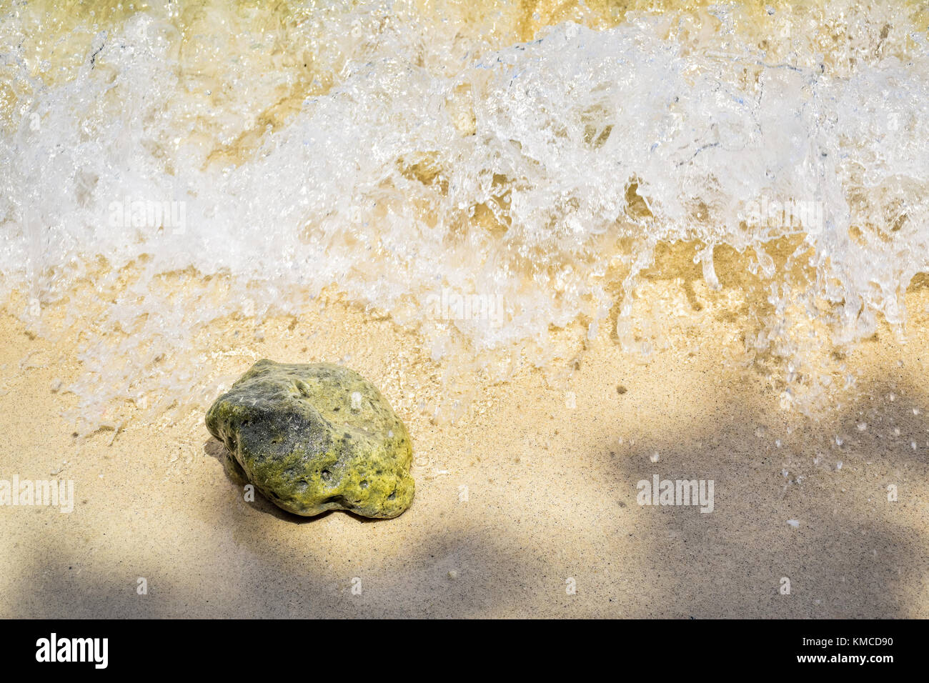 Éclaboussures des vagues de la mer sur la plage de sable de la Thaïlande, l'île de Samui Banque D'Images