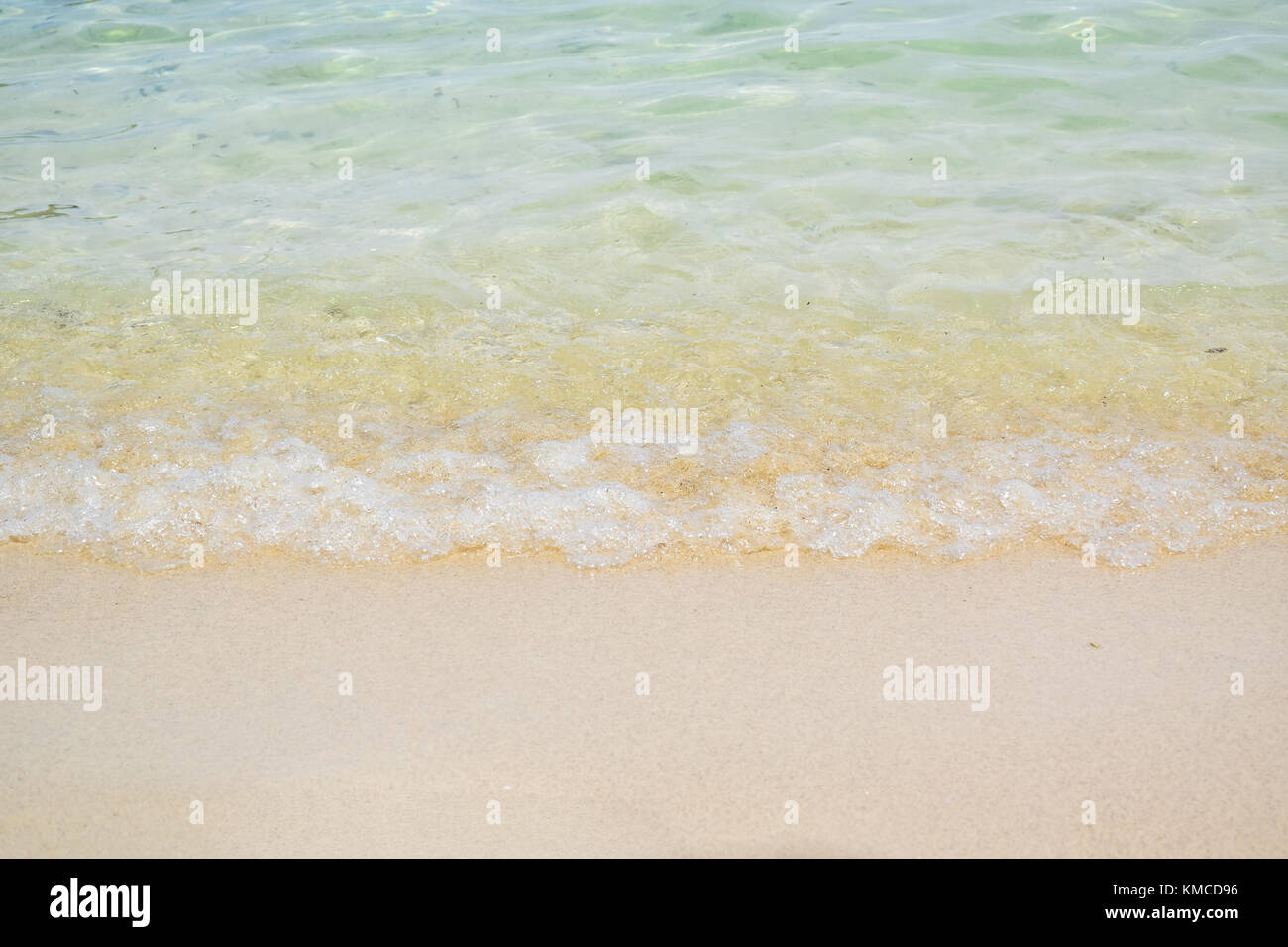Soft mer vague sur la plage de sable à l'île de Samui en Thaïlande Banque D'Images