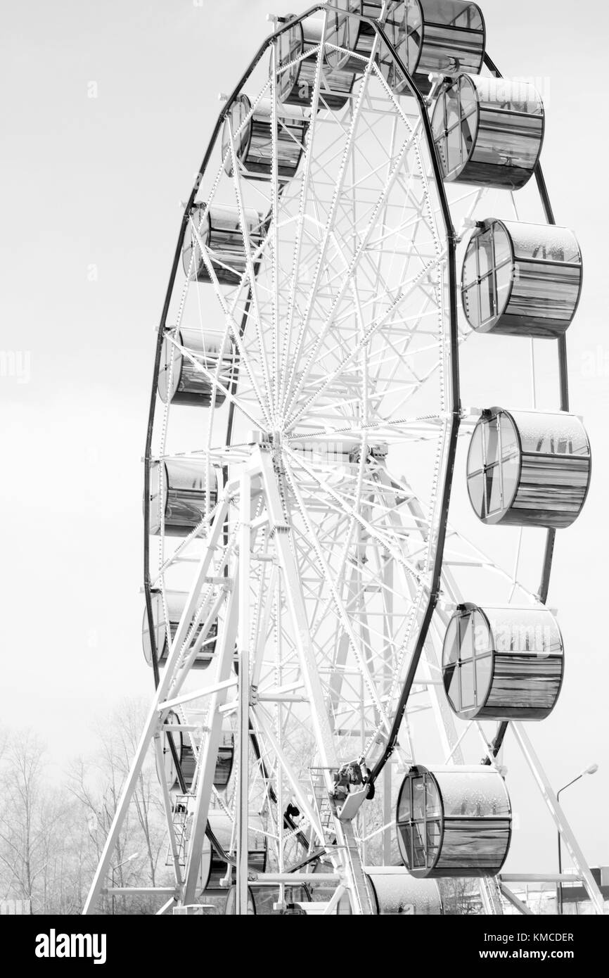 Grande roue contre hiver bleu ciel noir et blanc couleur. Banque D'Images
