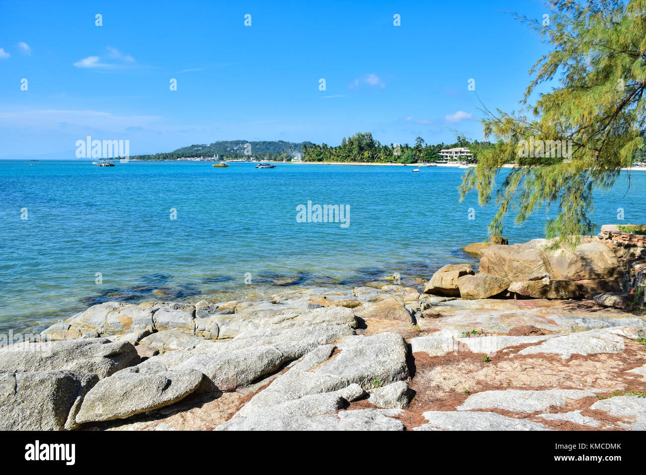 Seascape de rocky seashore magnifique plage de sable de l'île de Samui, Thaïlande Banque D'Images