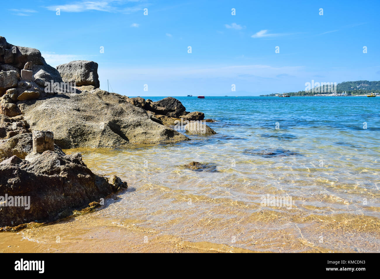 Seascape de rocky seashore magnifique plage de sable de l'île de Samui, Thaïlande Banque D'Images