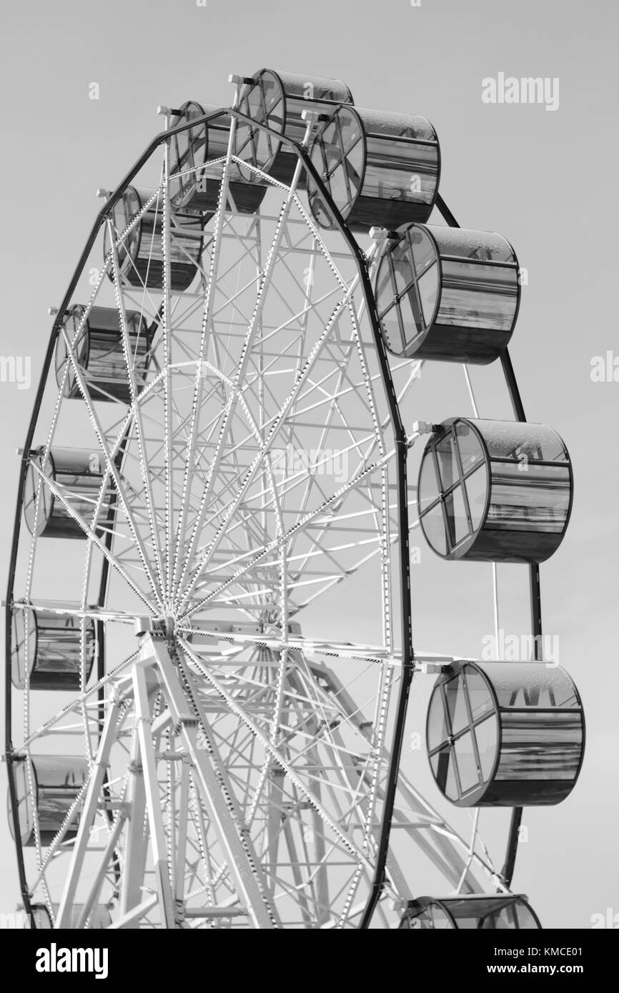 Grande roue moderne bleu ciel bleu sur photo en noir et blanc Banque D'Images