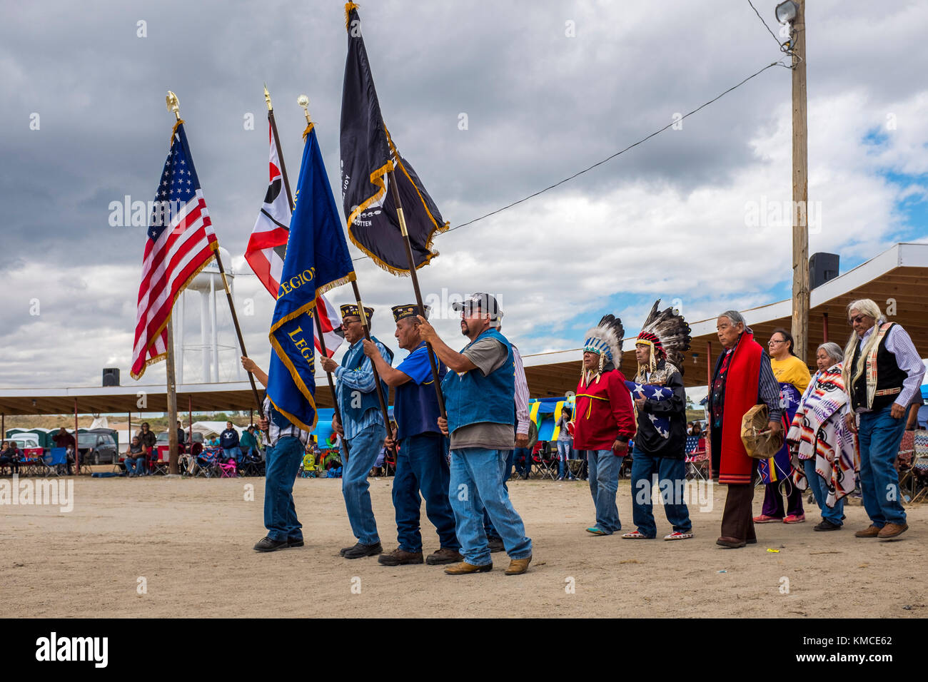 Ce pow-wow a été fondé il y a 60 ans par le père de soldat Cheveux - Accessoires - rasoirs Plus ... Loup, un des noms de l'homme Richard Brown. Les membres de la famille à la tête d'une procession en son honneur. Banque D'Images