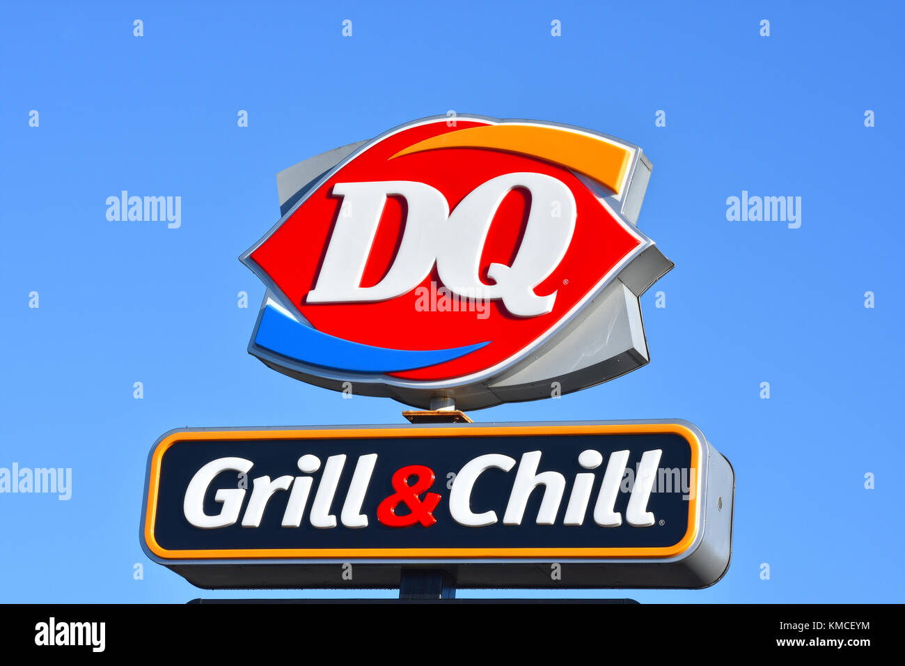 Le Dairy Queen signe avec le logo et DQ Grill & Chill en dessous. Le CV est un fast-food qui a des grillades tels que des hamburgers et des glaces cr Banque D'Images