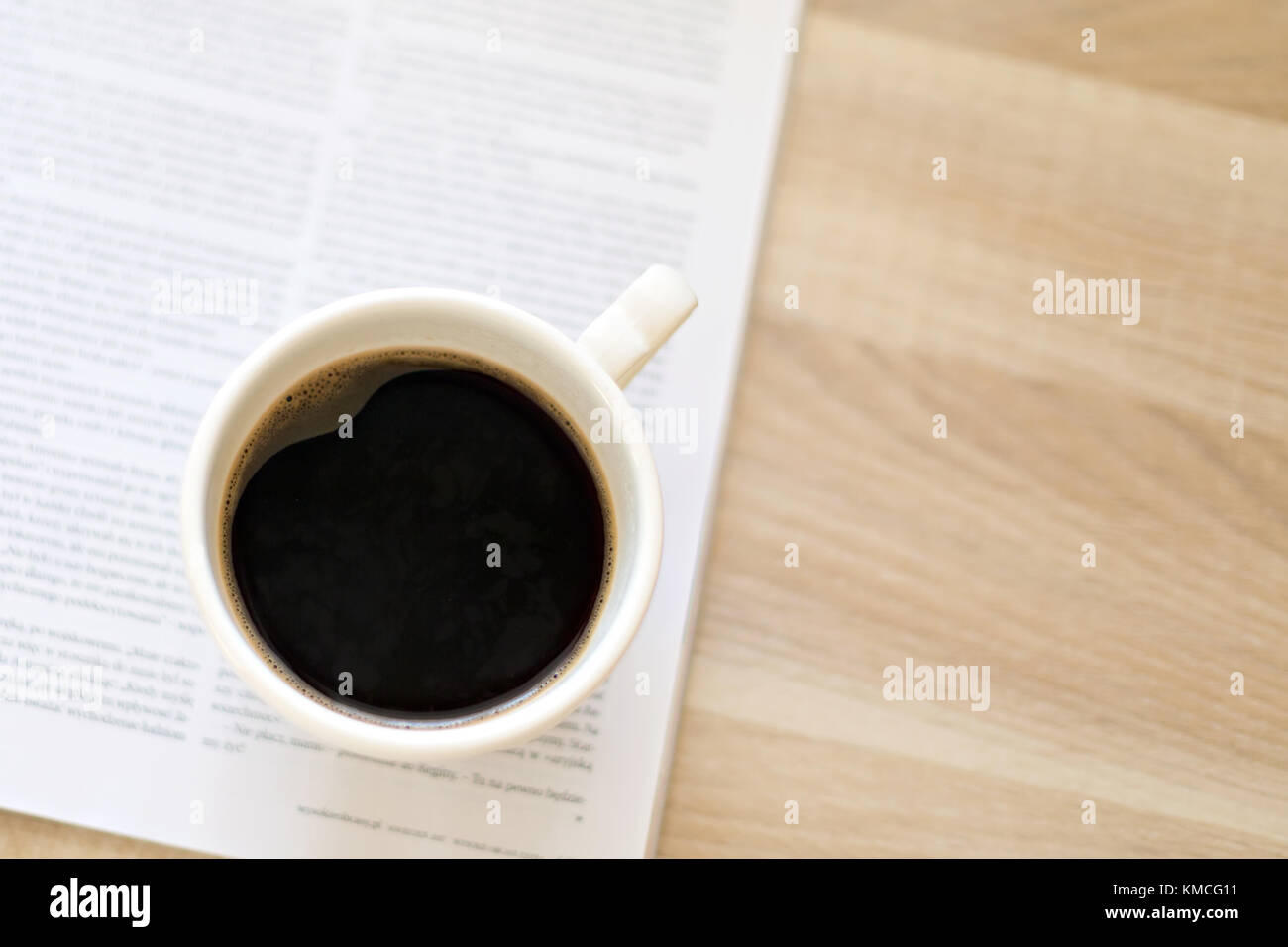 Tasse de café en blanc et le journal Banque D'Images