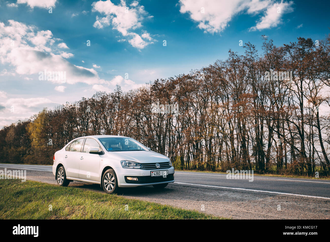Gomel, Bélarus - 25 avril 2017 : VW Polo Volkswagen vento sedan location parking à proximité de la route d'asphalte au printemps. Banque D'Images