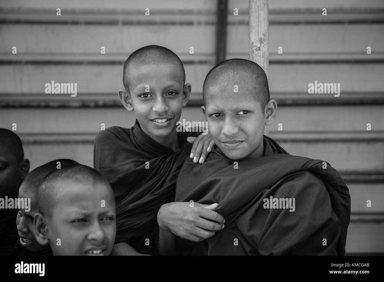 Les jeunes moines Bouddhistes sur le chemin de l'école au Sri Lanka Banque D'Images