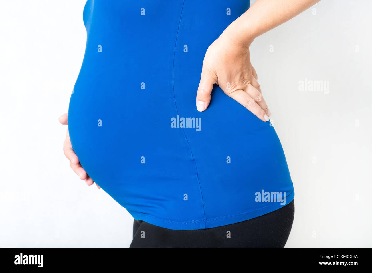 Femme enceinte avec douleur à l'estomac ou des maux de dos, maux de la  grossesse de concept Photo Stock - Alamy