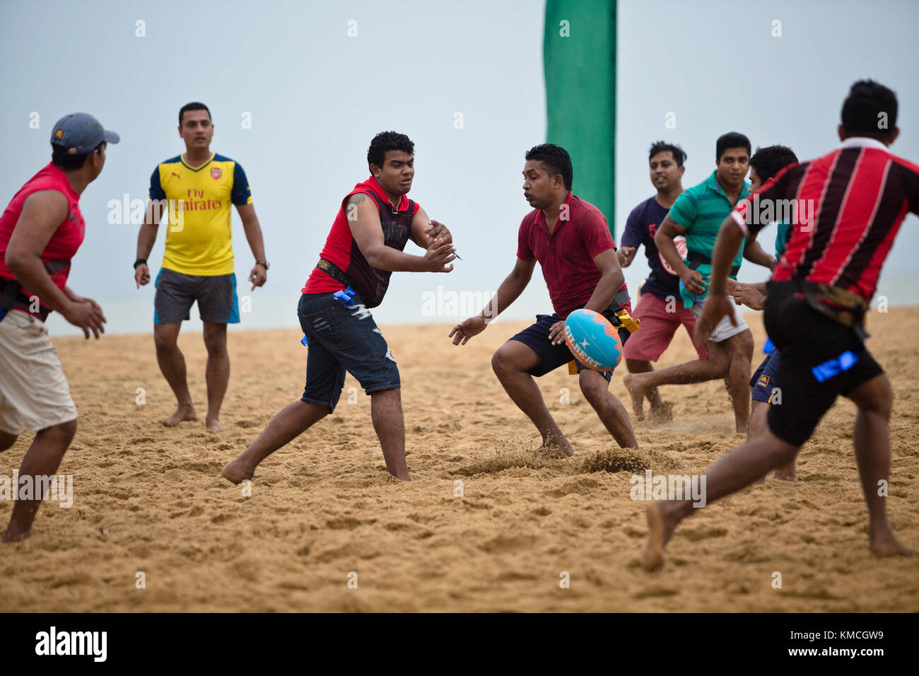 Le rugby se joue sur la plage. Banque D'Images