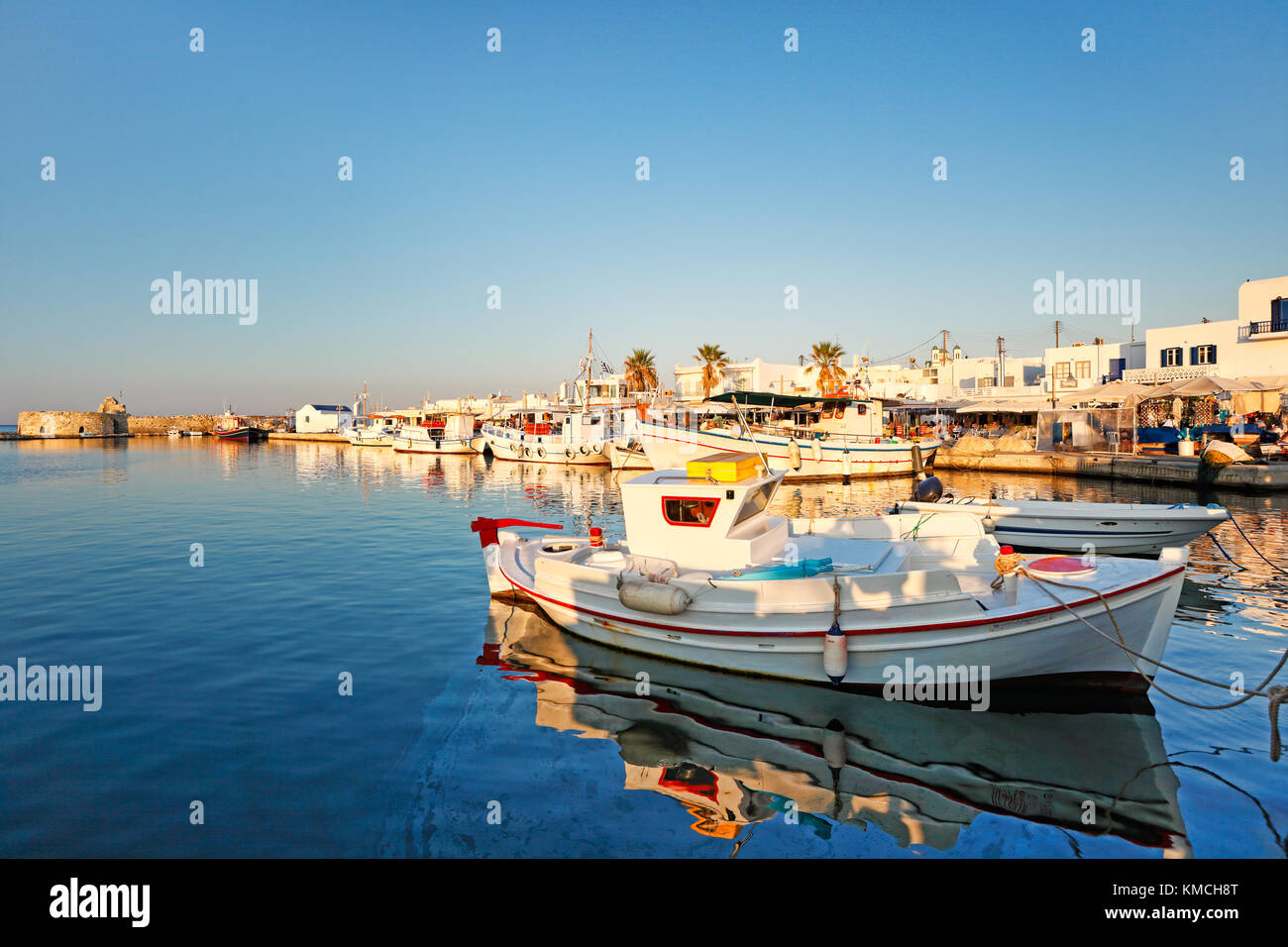 Bateaux au port de Naoussa à Paros island, Grèce Banque D'Images