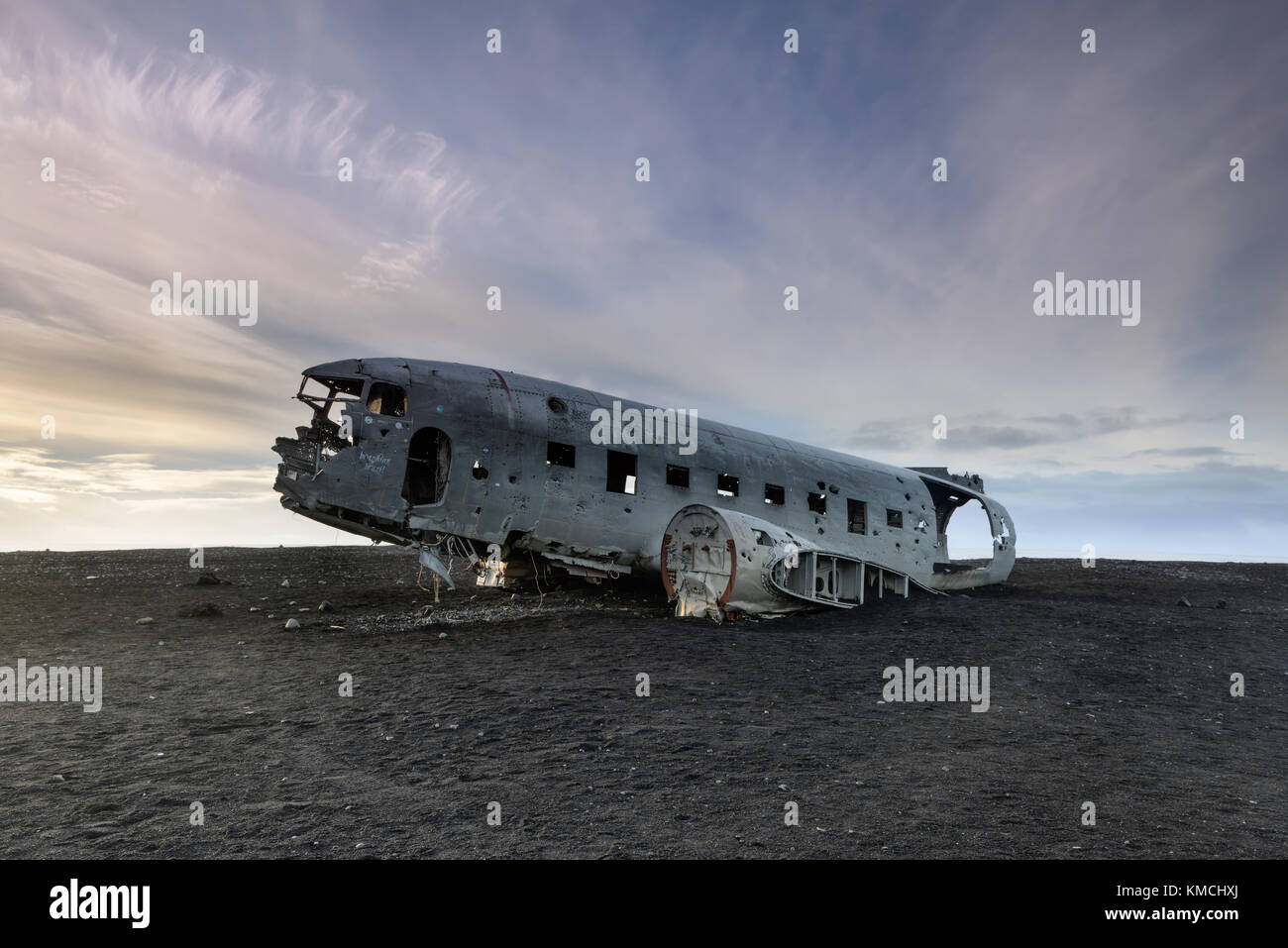 Un paysage extraordinaire avec avion DC-3 s'est écrasé sur la plage au coucher du soleil. solheimasandur épave de l'avion sur la plage de sable noir dans le sud de l'Islande. Banque D'Images