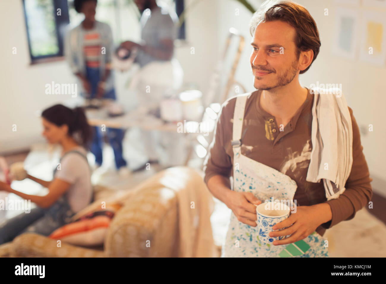 Homme souriant peint, prenant une pause-café Banque D'Images