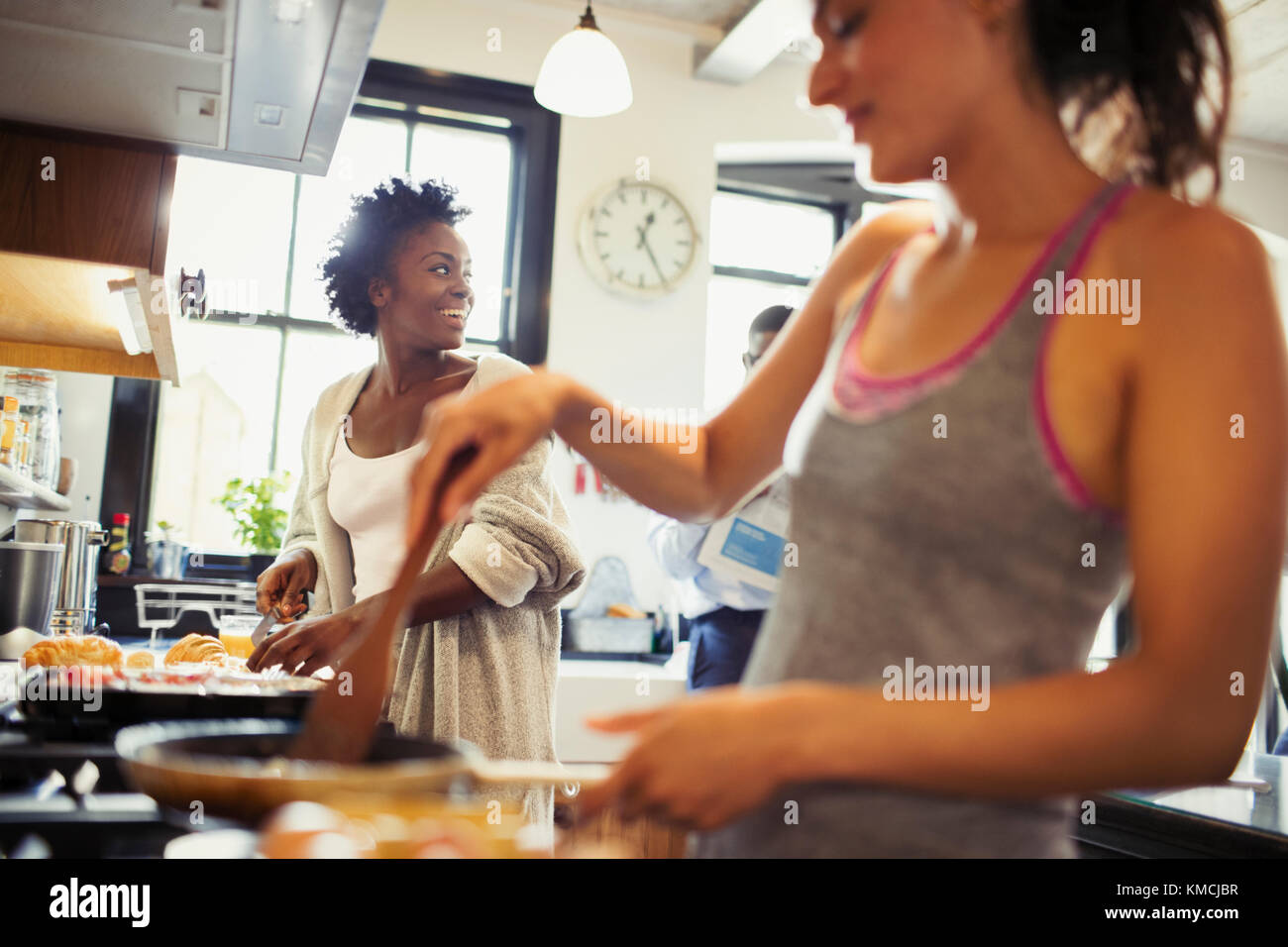 Les femmes dans la cuisine équipée Banque D'Images