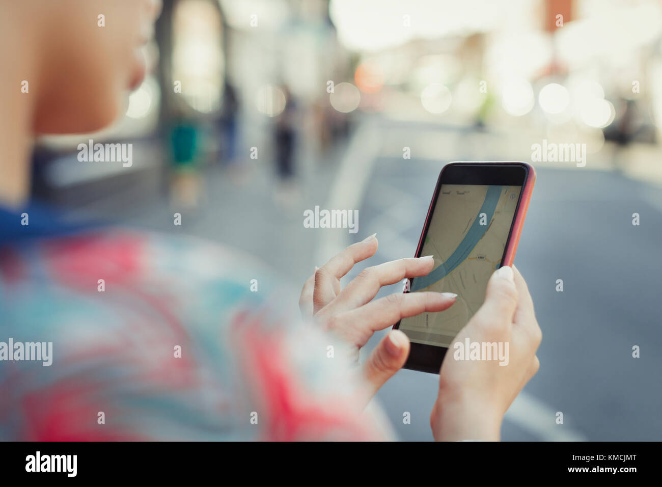 Femme en gros plan utilisant le GPS du smartphone dans la rue Banque D'Images