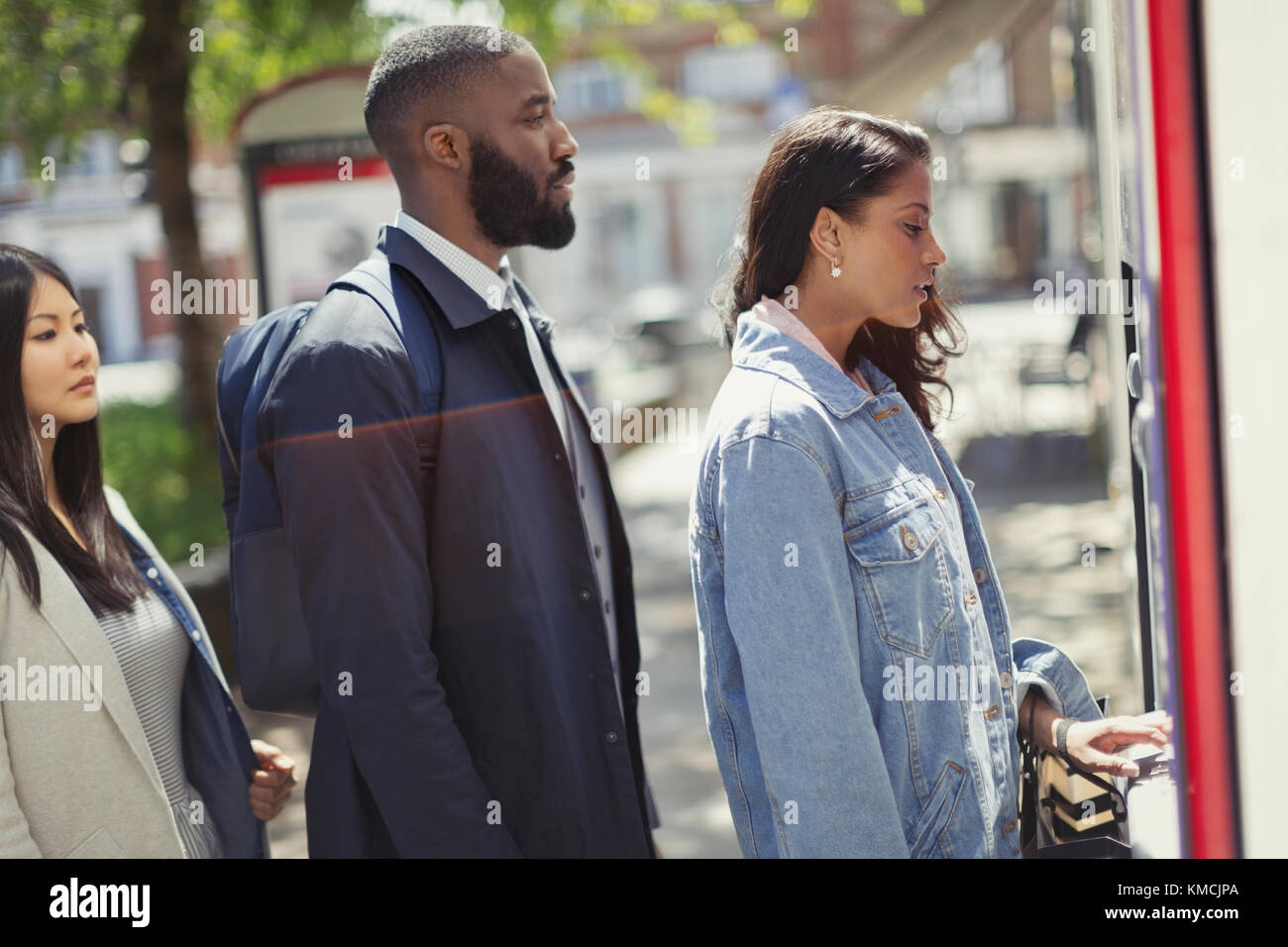 Personnes en file d'attente au guichet automatique Banque D'Images