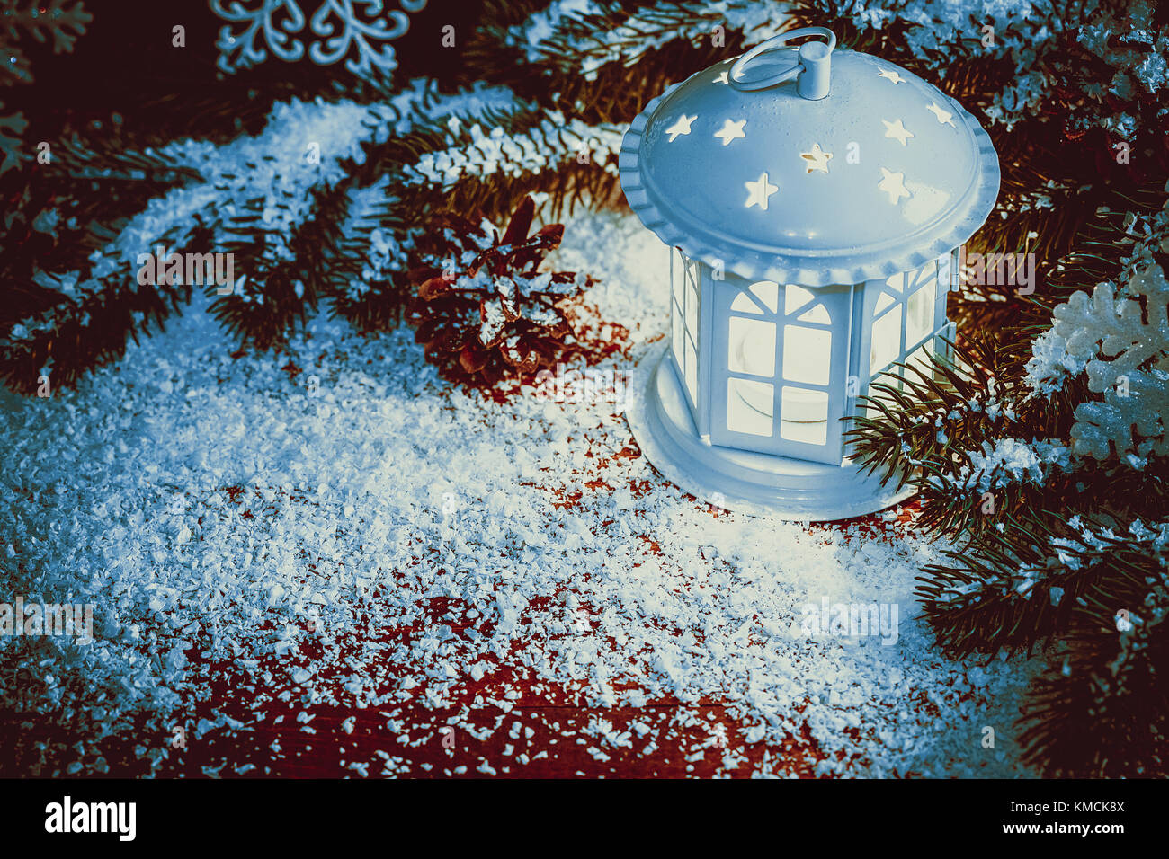 Noël lanterne avec éclairée par des bougies, des branches d'arbre de Noël, des cônes, des flocons de neige et sur fond de bois vintage. Espace libre Banque D'Images Noël lanterne avec éclairée par des bougies, des branches d'arbre de Noël, des cônes, des flocons de neige et sur fond de bois vintage. Espace libre Banque D'Images