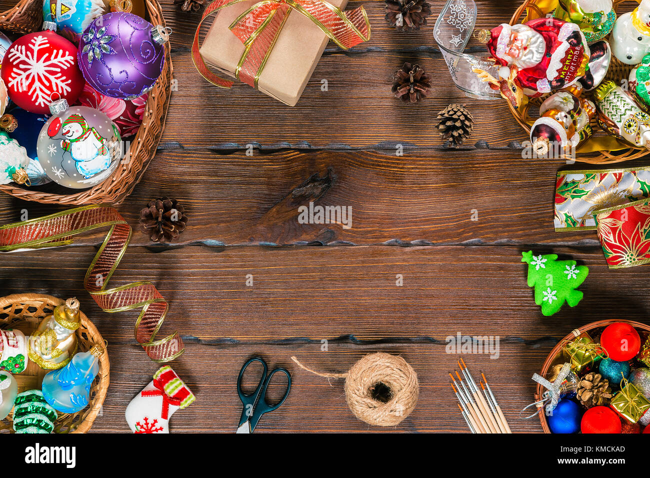 Fond de Noël avec des décorations et des boîtes-cadeaux, boules, jouet sur vintage vieille planche de bois. Beautiful xmas frame. Idée pour la publicité, les affiches, les fl Banque D'Images