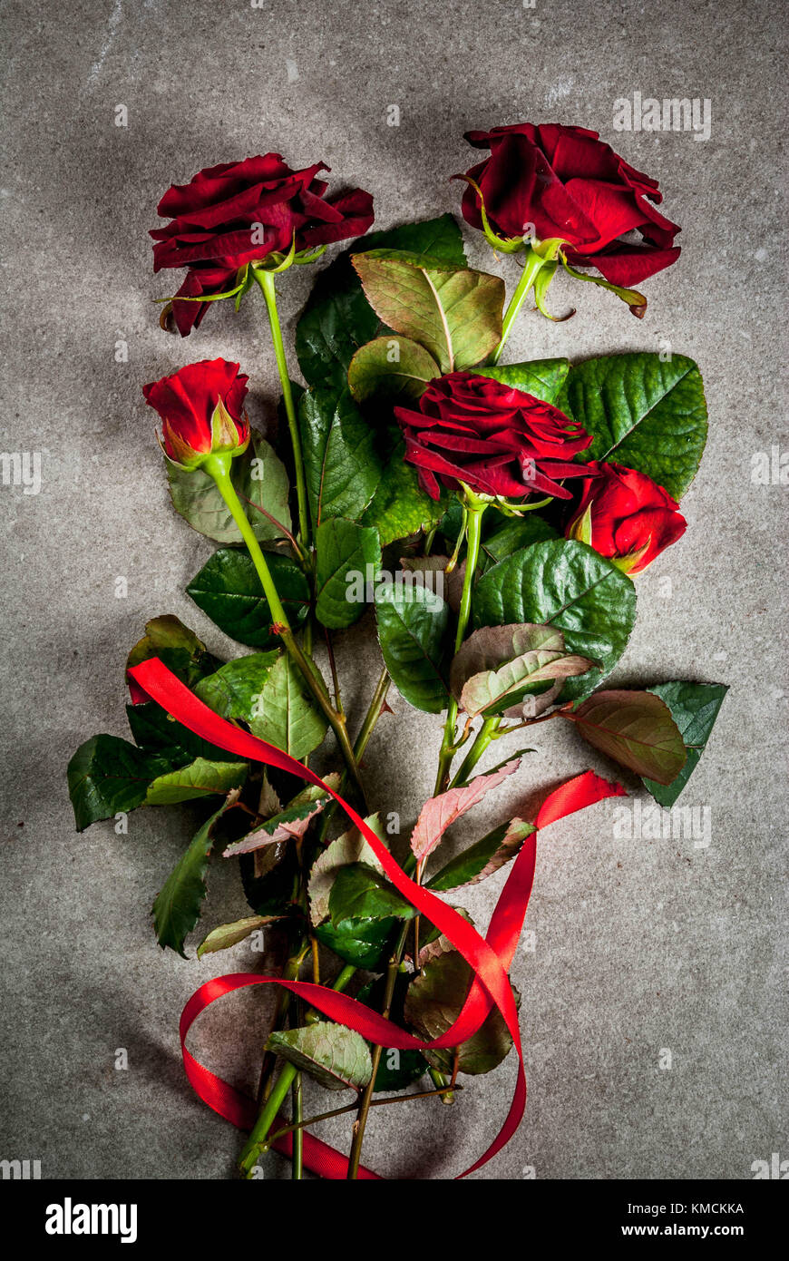 Maison De Fond Saint Valentin Bouquet De Roses Rouges Une Cravate Avec Un Ruban Rouge Sur Une Table De Pierre Grise Top View Copy Space Photo Stock Alamy