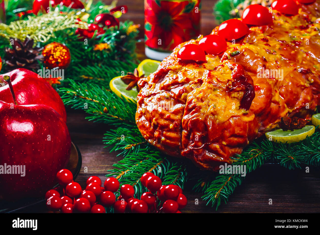 Table de Noël à l'heure du dîner avec les viandes rôties, bougies et décor de nouvel an. contexte de grâce. le concept d'une maison de famille Banque D'Images