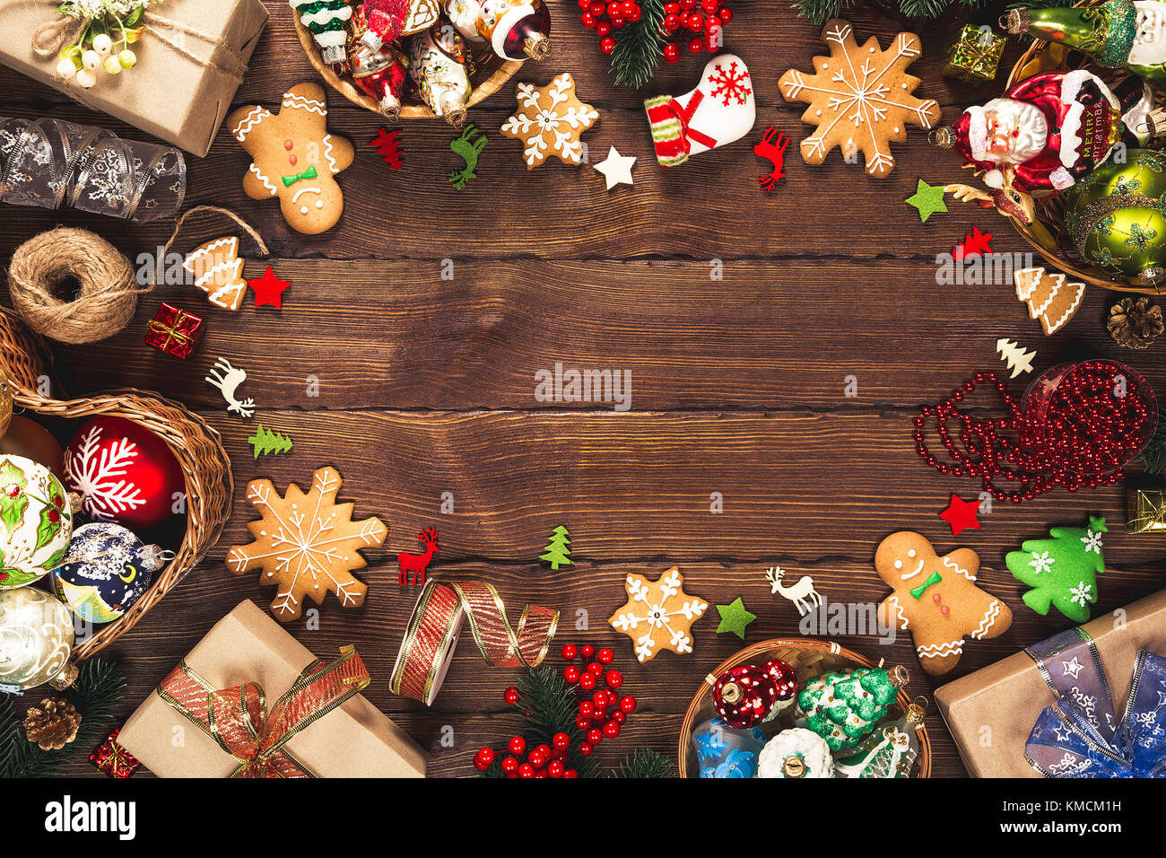 Fond de noël avec cadeaux, jouets, des branches d'arbre, le nouvel an du décor, bonbons et biscuits au gingembre sur le vieux fond de bois. cadre avec l'espace libre Banque D'Images Fond de noël avec cadeaux, jouets, des branches d'arbre, le nouvel an du décor, bonbons et biscuits au gingembre sur le vieux fond de bois. cadre avec l'espace libre Banque D'Images