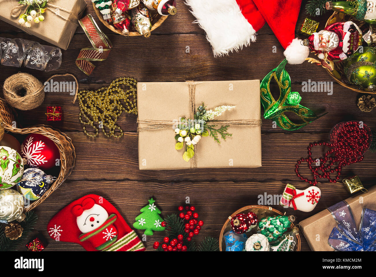 Fond de noël avec cadeaux, jouets, des branches d'arbre, le nouvel an du décor, bonbons et biscuits au gingembre sur le vieux fond de bois. cadre avec l'espace libre Banque D'Images Fond de noël avec cadeaux, jouets, des branches d'arbre, le nouvel an du décor, bonbons et biscuits au gingembre sur le vieux fond de bois. cadre avec l'espace libre Banque D'Images