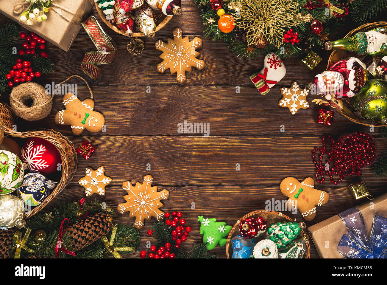 Fond de noël avec cadeaux, jouets, des branches d'arbre, le nouvel an du décor, bonbons et biscuits au gingembre sur le vieux fond de bois. cadre avec l'espace libre Banque D'Images Fond de noël avec cadeaux, jouets, des branches d'arbre, le nouvel an du décor, bonbons et biscuits au gingembre sur le vieux fond de bois. cadre avec l'espace libre Banque D'Images
