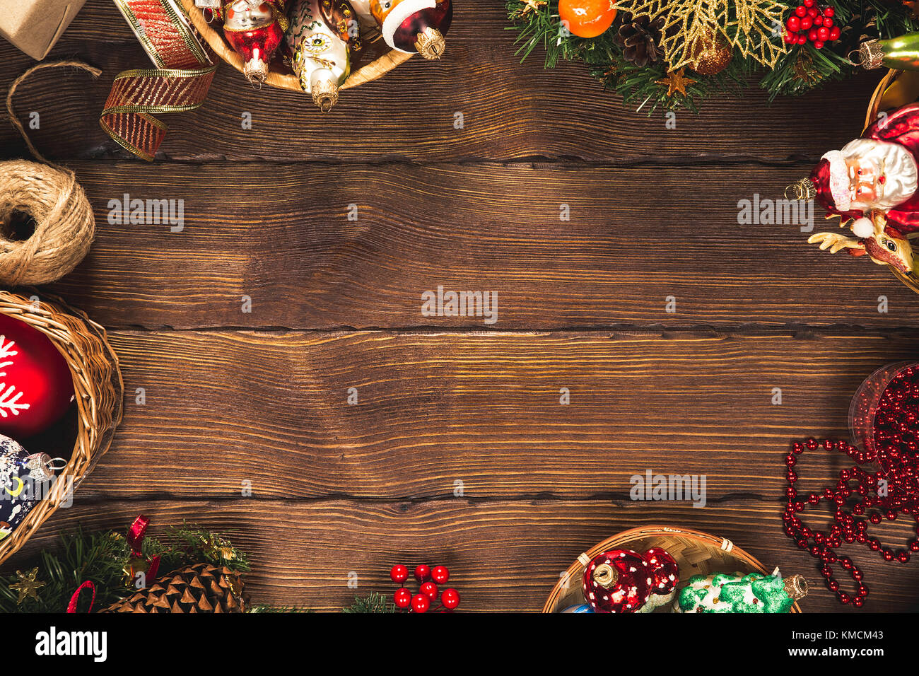 Fond de noël avec cadeaux, jouets, des branches d'arbre, le nouvel an du décor, bonbons et biscuits au gingembre sur le vieux fond de bois. cadre avec l'espace libre Banque D'Images Fond de noël avec cadeaux, jouets, des branches d'arbre, le nouvel an du décor, bonbons et biscuits au gingembre sur le vieux fond de bois. cadre avec l'espace libre Banque D'Images