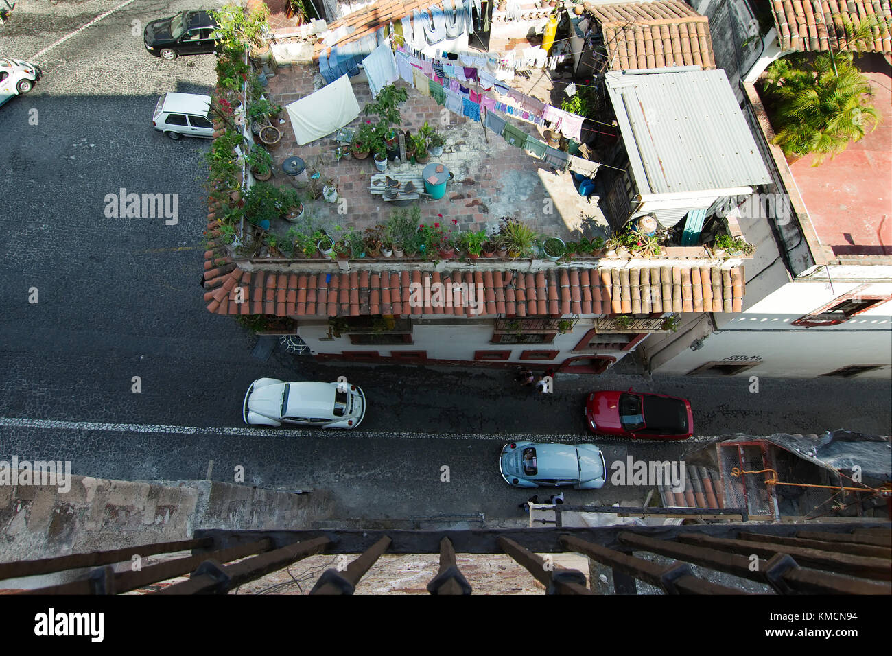 Taxco, Guerrero, Mexique - 2017 : une vue typique de la ville, aux rues pavées et maisons blanches et rouges avec des toits de tuile Banque D'Images