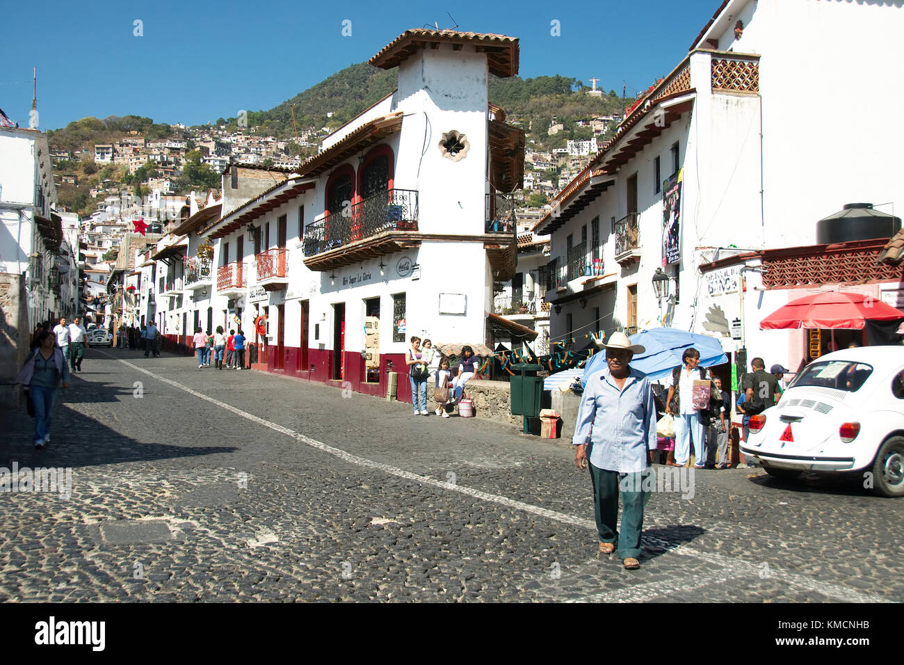Taxco, Guerrero, Mexique - 2017 : une vue typique de la ville, aux rues pavées et maisons blanches et rouges avec des toits de tuile Banque D'Images