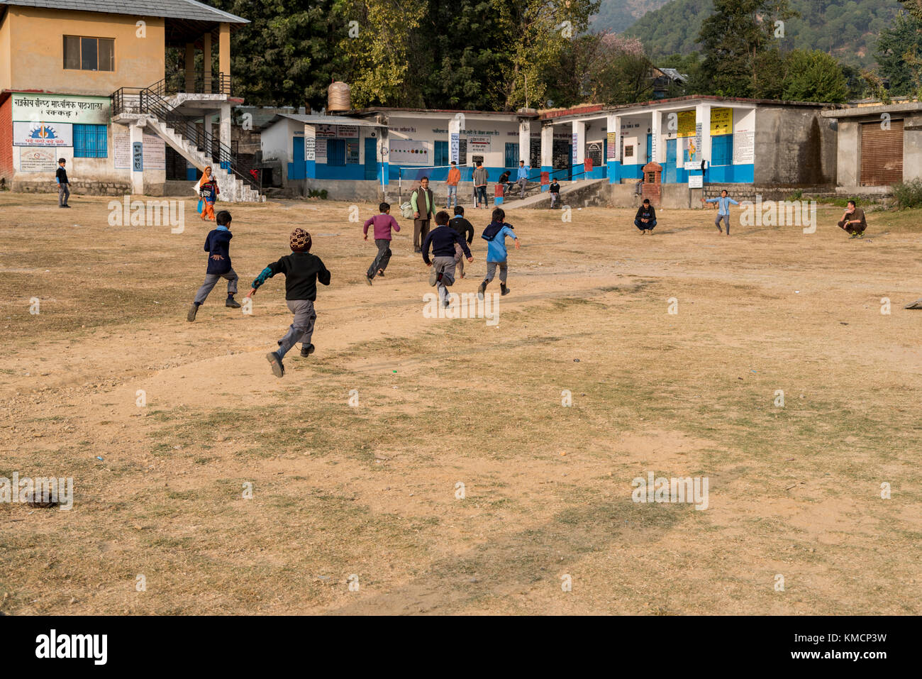 Les jeunes garçons de l'école participant à la journée des sports. Banque D'Images