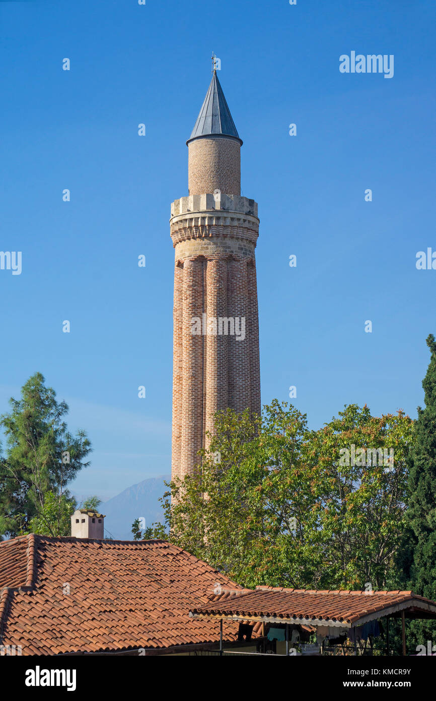 Minaret yivli à Kaleici, la vieille ville d'Antalya, Turkish riviera, Turquie Banque D'Images