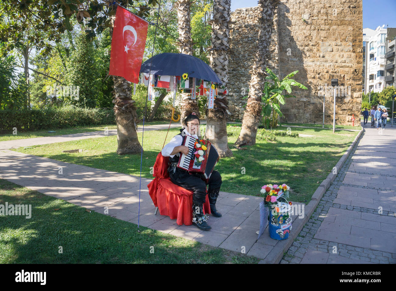 Musican à kalekapisi rue place, bord supérieur de kaleici, la vieille ville d'Antalya, Turkish riviera, Turquie Banque D'Images