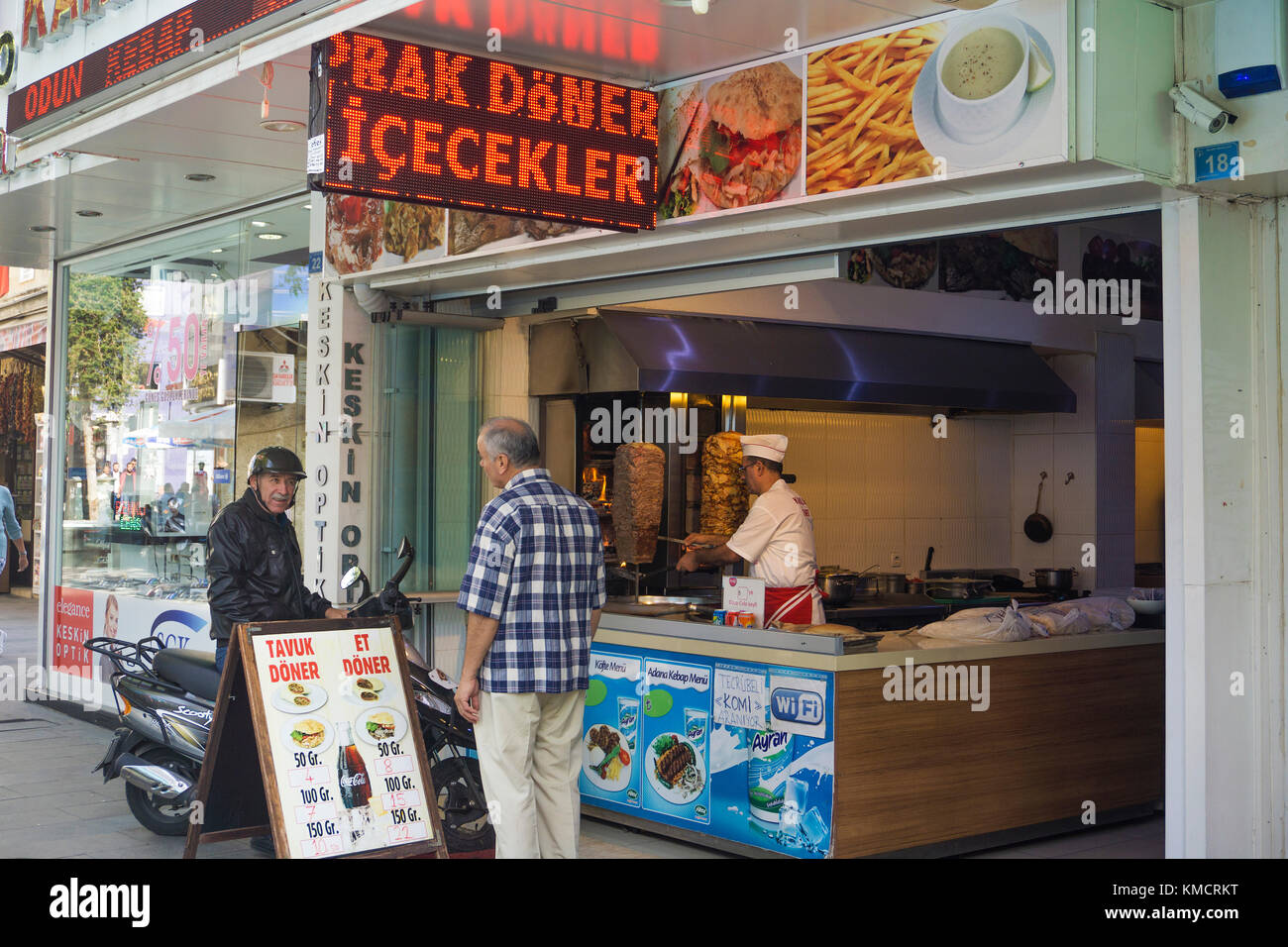 Döner Kebab à kalekapisi, bordure à la vieille ville de Kaleici, Antalya, Turkish riviera, Turquie Banque D'Images