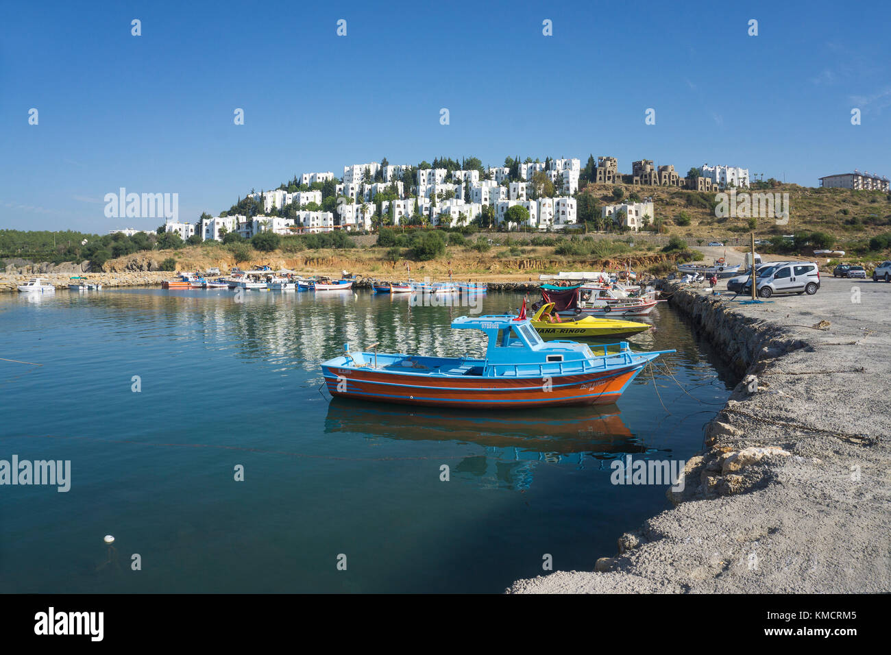 Petit port avec des bateaux de pêche à d'une maison de vacances village, avsallar, riviera turque, Turquie Banque D'Images