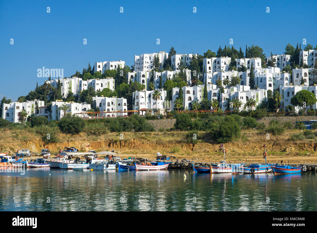 Petit port avec des bateaux de pêche à d'une maison de vacances village, avsallar, riviera turque, Turquie Banque D'Images