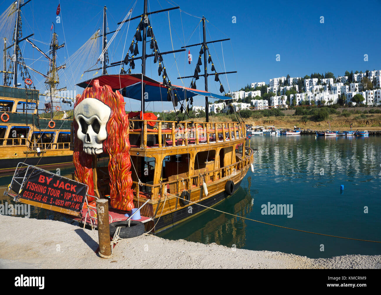 Excursion en bateau décoré comme bateaux pirate sur un petit port, avsallar, riviera turque, Turquie Banque D'Images