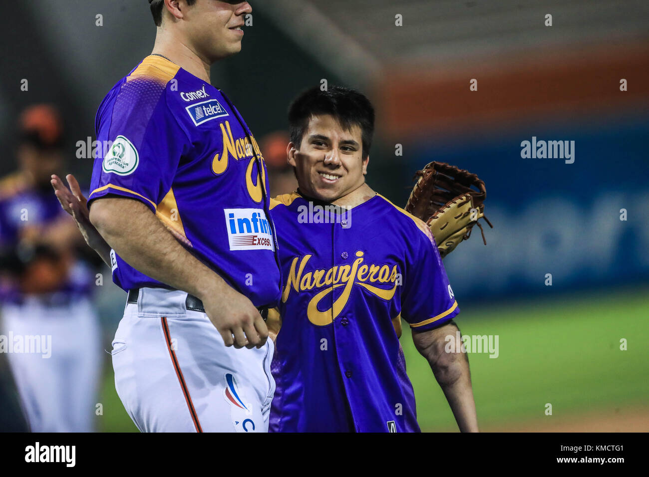 Des enfants ayant des problèmes physiques de naissance tels que le syndrome de Down, la paralysie cérébrale et d'autres maladies motrices du corps, ont visité ce soir les joueurs professionnels de baseball de l'équipe orange d'Hermosillo appartenant à la Ligue mexicaine du Pacifique. C'est ainsi que la jeune María Guadalupe Gutierrez Serna, âgée de 8 ans, a visité le stade Sonora pour la première fois, accompagnée de sa mère Belem Sarahí Serna Bush. Ricardo Gutiérrez Balderrama, 20 ans, et Moises Barceló, 13 ans, qui étaient dans la colombe et la cérémonie, ont également assisté à la cérémonie. Ballon de jeu avec la libération de la première balle. Banque D'Images