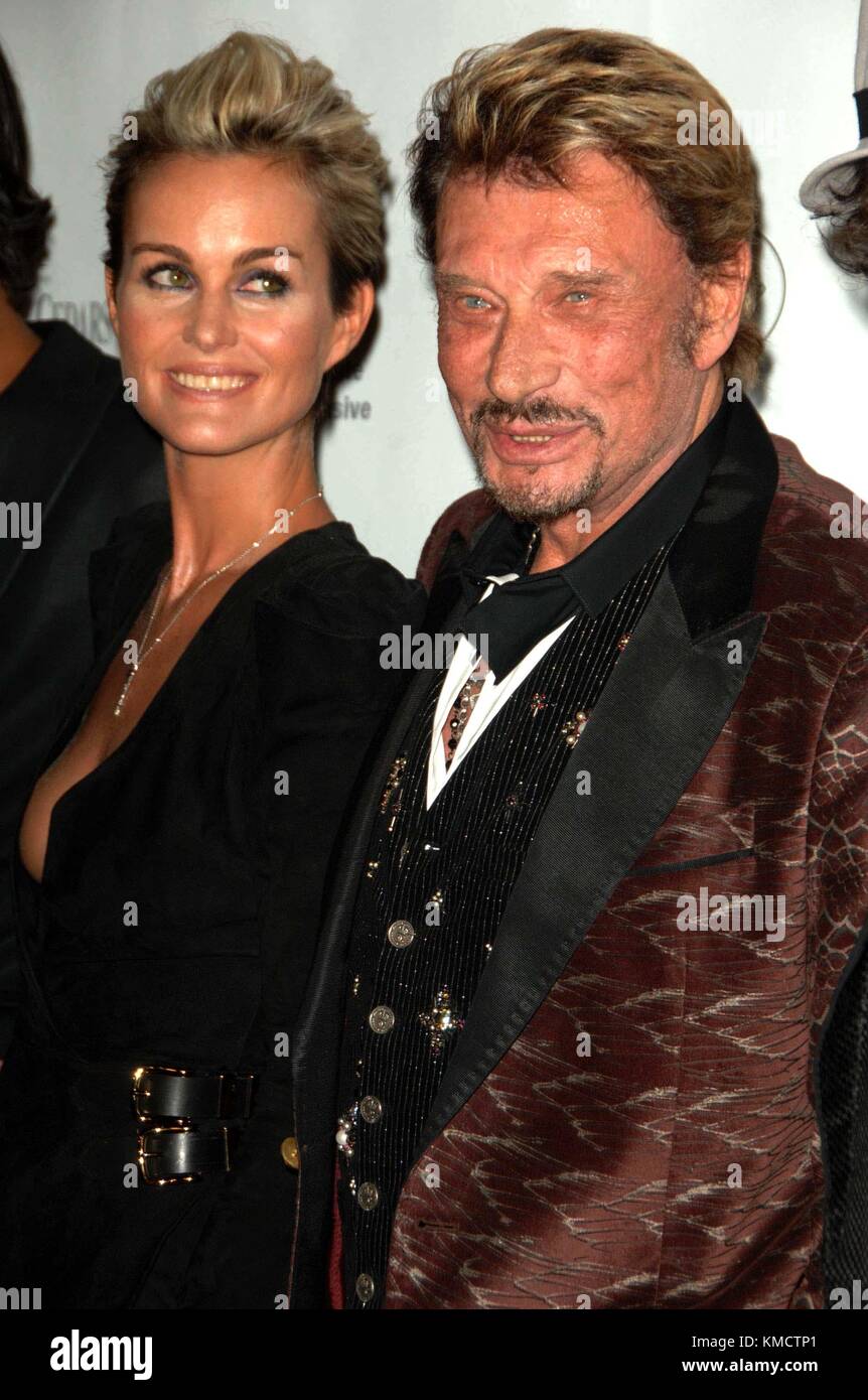 Fichier. 6 décembre 2017. JOHNNY HALLYDAY (né le 15 juin 1943 et mort le 6 décembre 2017) est mort d'un cancer du poumon, explique sa femme. Il avait 74 ans. Le chanteur, de son vrai nom Jean-Philippe Smet, a vendu environ 100 millions de disques et a joué dans de nombreux films. Il est fait Chevalier de la Légion D'honneur par le président Jacques Chirac en 1997. PHOTO : 25 septembre 2010 - Los Angeles, Californie, États-Unis - Johnny Hallyday, Laeticia Hallyday. Participation à la 6e fête rose annuelle qui s'est tenue au Drai•s au W Hollywood. (Crédit image : © D. long/Globe photos/ZUMApress.com) Banque D'Images