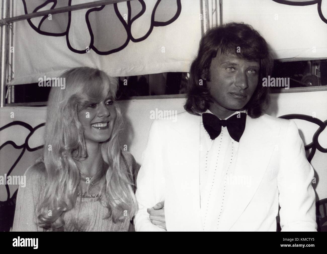 Fichier. 6 décembre 2017. JOHNNY HALLYDAY (né le 15 juin 1943 et mort le 6 décembre 2017) est mort d'un cancer du poumon, explique sa femme. Il avait 74 ans. Le chanteur, de son vrai nom Jean-Philippe Smet, a vendu environ 100 millions de disques et a joué dans de nombreux films. Il est fait Chevalier de la Légion D'honneur par le président Jacques Chirac en 1997. PHOTO : JOHNNY HALLYDAY Sylvie Vartan. Crédit : CP/Globe photos/ZUMAPRESS.com/Alamy Live News Banque D'Images