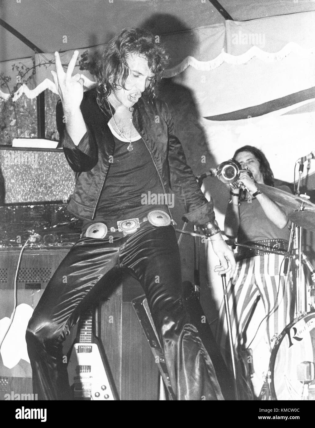 Fichier. 6 décembre 2017. JOHNNY HALLYDAY (né le 15 juin 1943 et mort le 6 décembre 2017) est mort d'un cancer du poumon, explique sa femme. Il avait 74 ans. Le chanteur, de son vrai nom Jean-Philippe Smet, a vendu environ 100 millions de disques et a joué dans de nombreux films. Il est fait Chevalier de la Légion D'honneur par le président Jacques Chirac en 1997. PHOTO : JOHNNY HALLYDAY. Credit : Araldo Di Crollalanza/Globe photos/ZUMAPRESS.com/Alamy Live News Banque D'Images