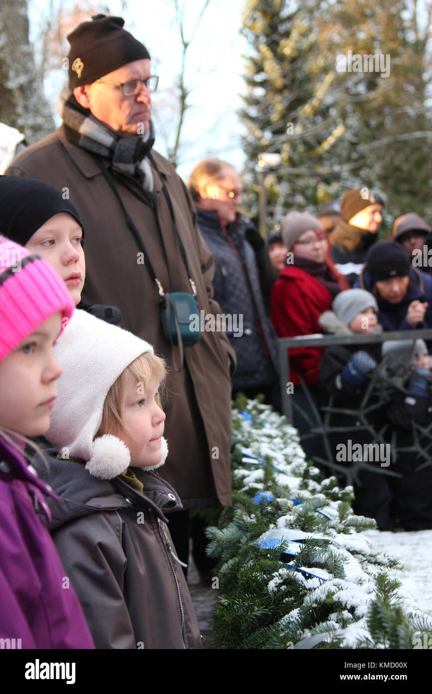 Vantaa, Finlande. 6e Dec 2017. Les Finlandais commémorent la tombée des soldats finlandais dans le cimetière le jour de l'indépendance. Credit : Heini Kettunen/Alamy Live News Banque D'Images