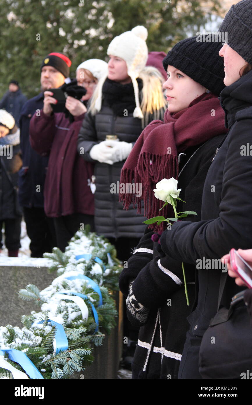 Vantaa, Finlande. 6e Dec 2017. Les Finlandais commémorent la tombée des soldats finlandais dans le cimetière le jour de l'indépendance. Credit : Heini Kettunen/Alamy Live News Banque D'Images