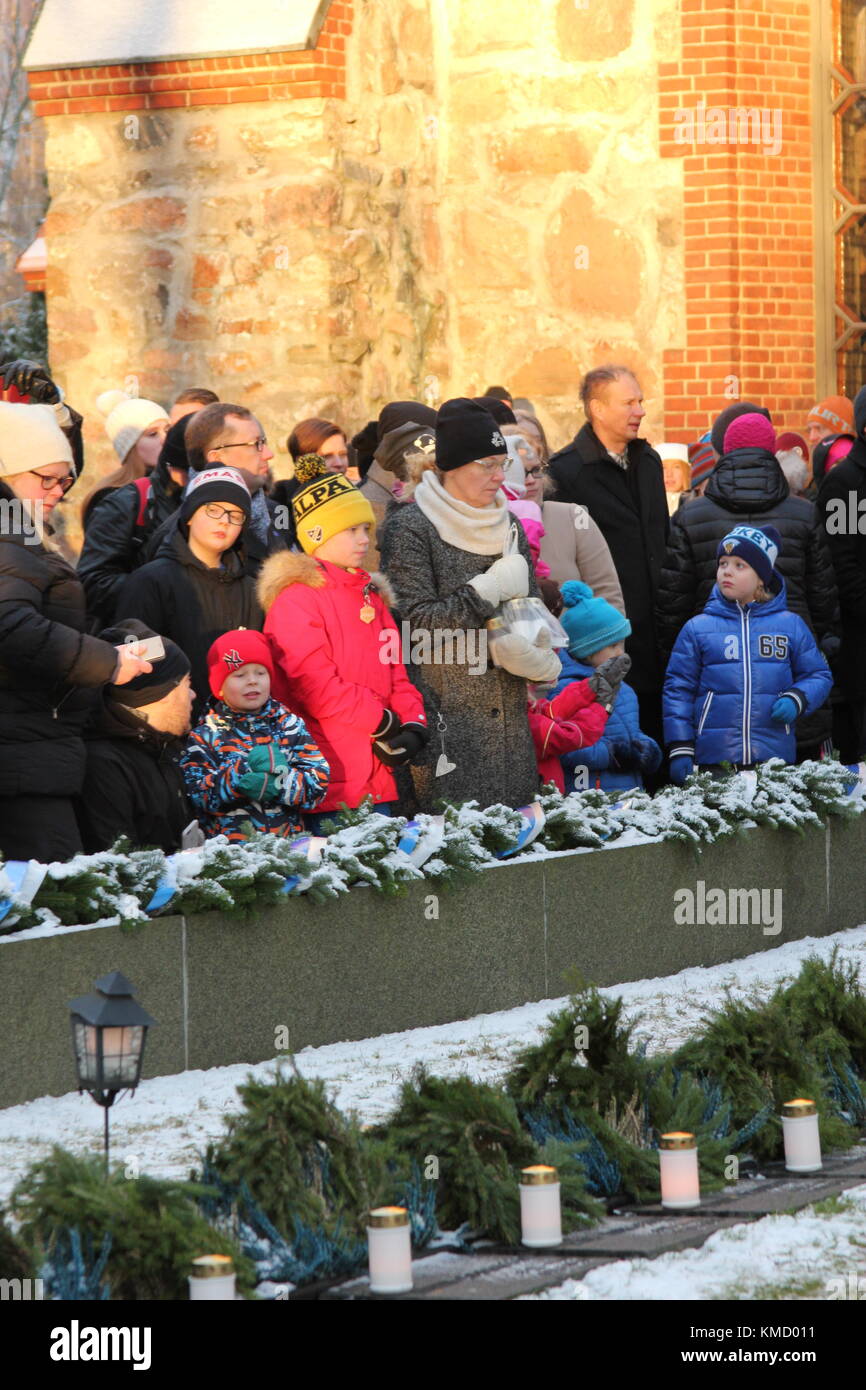 Vantaa, Finlande. 6e Dec 2017. Les Finlandais commémorent la tombée des soldats finlandais dans le cimetière le jour de l'indépendance. Credit : Heini Kettunen/Alamy Live News Banque D'Images