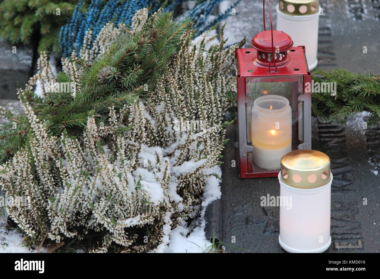 Vantaa, Finlande. 6e Dec 2017. Garde d'honneur le jour de l'indépendance POUR LA DEUXIÈME GUERRE MONDIALE, des soldats finlandais tombé avec des hommes ordinaires de même âge que la personne décédée. Credit : Heini Kettunen/Alamy Live News Banque D'Images