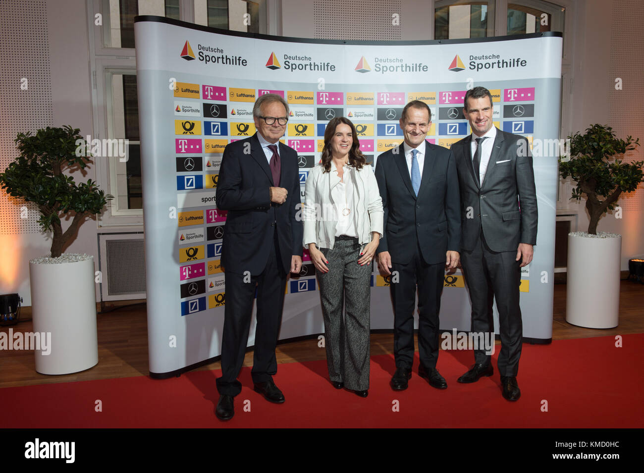 Berlin, Deutschland. 23 novembre 2017. vl : Werner E. KLATTEN (Deutsche Sporthilfe), Katarina WITT (ehemalige Eiskunstlaeuferin und Mitglied der Hall of Fame), Alfons HOERMANN (Praesident des DOSB), Dr. Michael ILGNER (Vorsitzender Deutsche Sporthilfe) Deutsche Sporthilfe - Forum 'Werte des Sports' BEI der Deutschen Telekom AG à Berlin, Allemagne AM 23.11.2017. |utilisation dans le monde entier crédit : dpa/Alamy Live News Banque D'Images