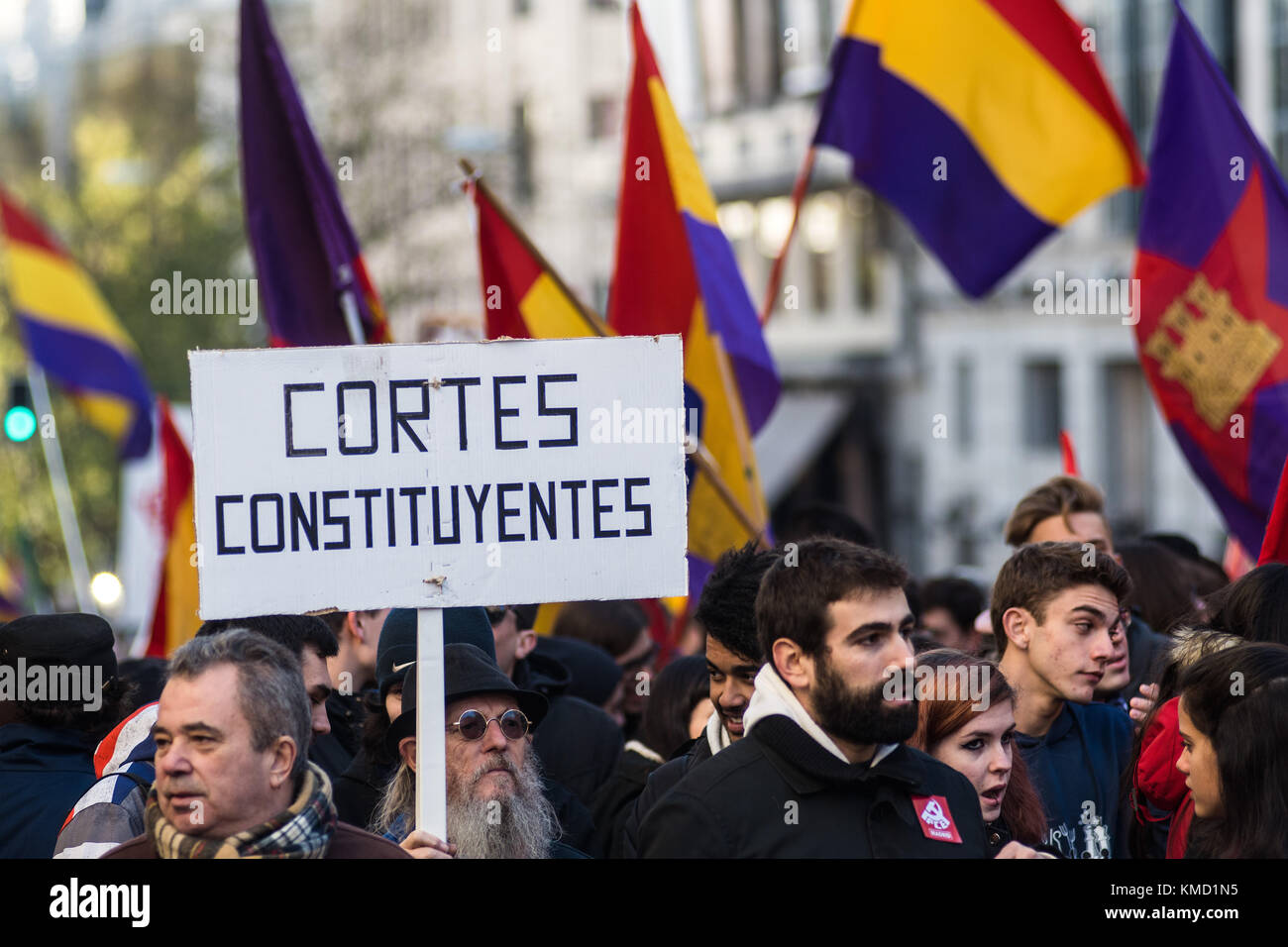 Madrid, Espagne. 6e dec 2017. personnes exigeant une 3ème République au cours d'une manifestation contre la monarchie le jour du 39e anniversaire de la constitution espagnole à Madrid, Espagne. crédit : marcos del mazo/Alamy live news Banque D'Images
