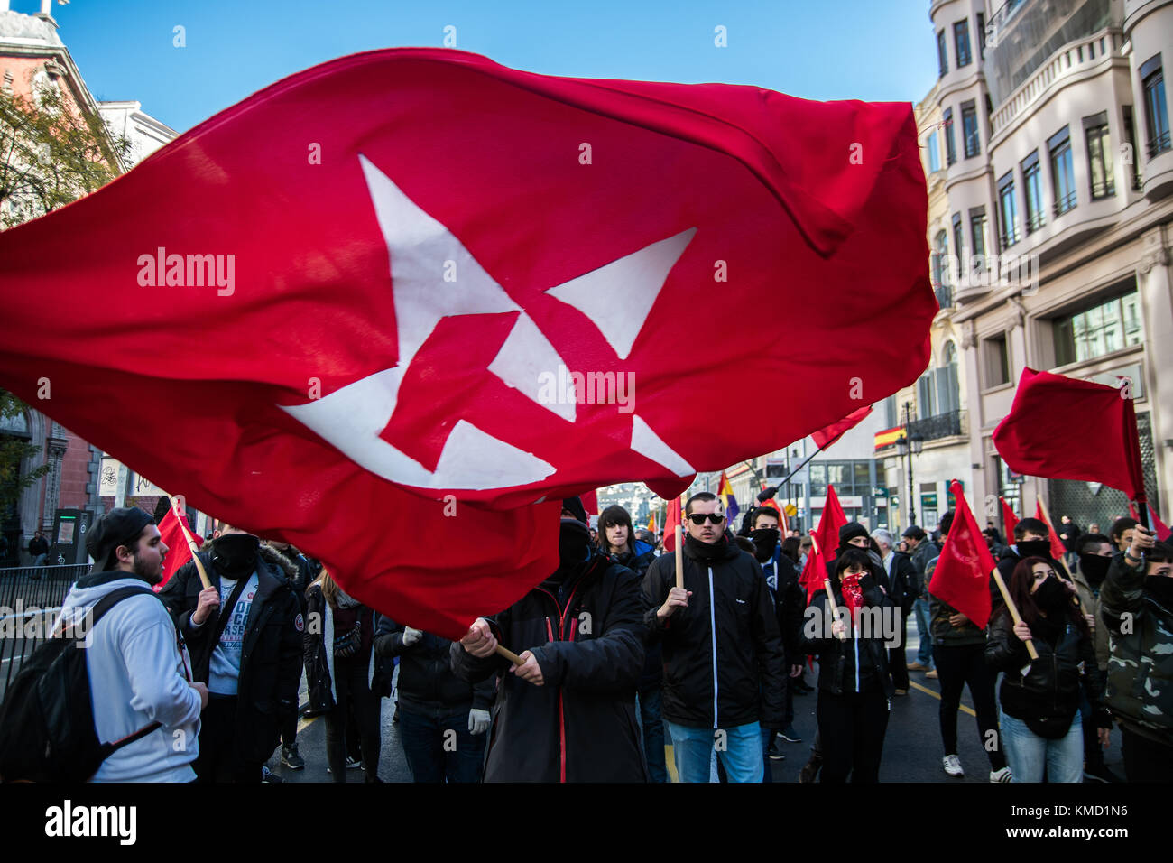 Madrid, Espagne. 6e dec 2017. un homme renonce à un drapeau soviétique exigeant une 3ème République au cours d'une manifestation contre la monarchie le jour du 39e anniversaire de la constitution espagnole à Madrid, Espagne. crédit : marcos del mazo/Alamy live news Banque D'Images