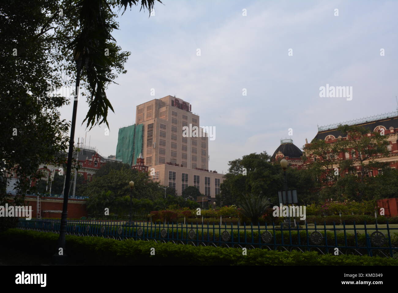 Kolkata, Inde, 6 décembre 2017. la flore et la faune avec la et de l'architecture moderne autour d'laldighi au coucher du soleil. lal dighi est une étendue d'eau au milieu de b. b. d. bagh, précédemment connu sous le nom de tank ou carrés square Dalhousie, au cœur de Kolkata est un must travel. pêche par les sections locales est merveilleux à regarder. sur chaque samedi un spectacle culturel et de l'alimentation organisé par l'ouest du Bengale est organisé. crédit : rupa ghosh/Alamy live news. Banque D'Images