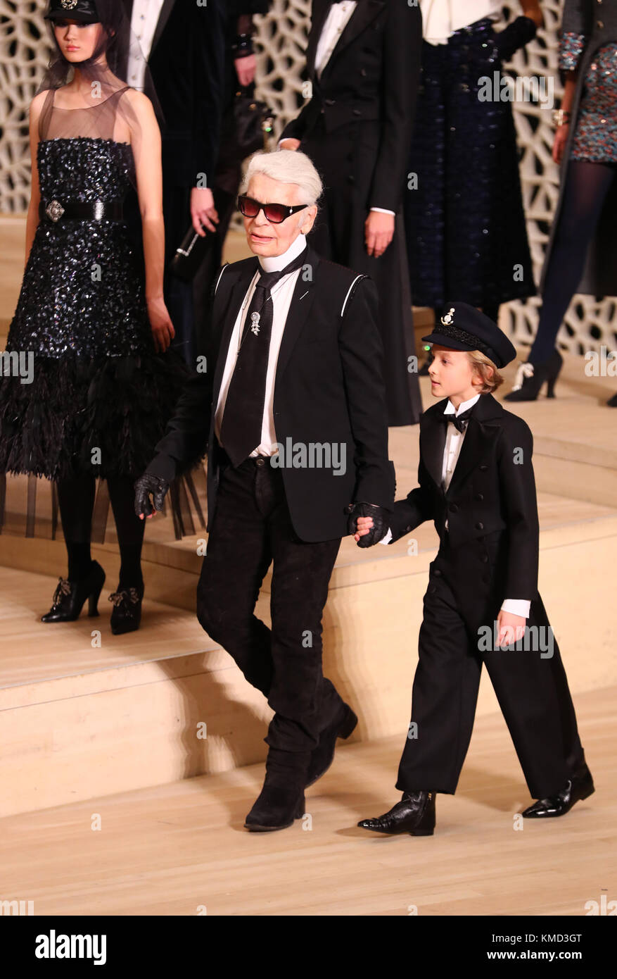 Hambourg, Allemagne. 08Th dec 2017. créateur de mode Karl Lagerfeld hudson  kroenig et son filleul arrivent à la fashion show exclusif à l'elbe  Philharmonic Hall à Hambourg, Allemagne, 06 décembre 2017. lagerfeld